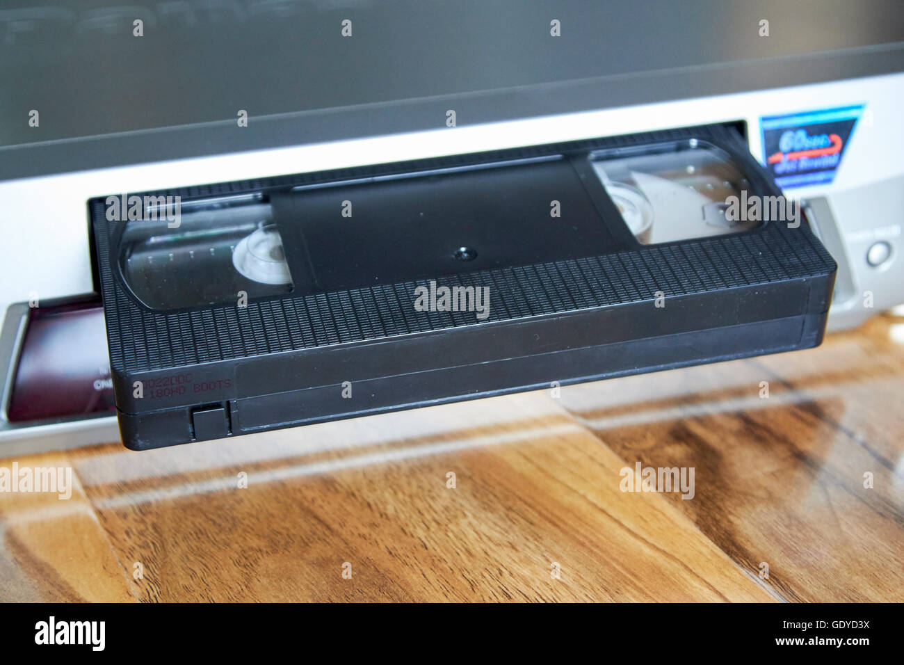 VHS leer Kassette in einen VHS-player Stockfoto
