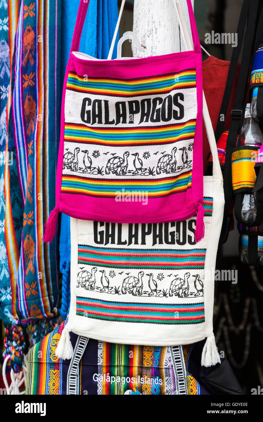 Souvenirs, einschließlich bunte gewebt Taschen zum Verkauf in Puerto Ayora, Santa Cruz Island, Galapagos-Inseln, Ecuador, Südamerika Stockfoto