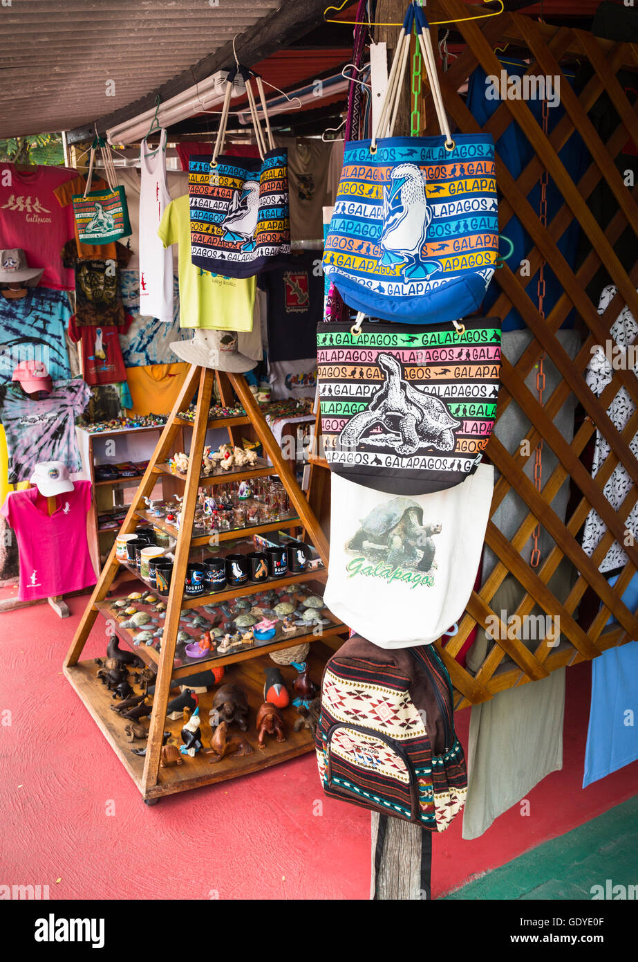 Souvenirs, einschließlich bunte gewebt Taschen zum Verkauf in Puerto Ayora, Santa Cruz Island, Galapagos-Inseln, Ecuador, Südamerika Stockfoto