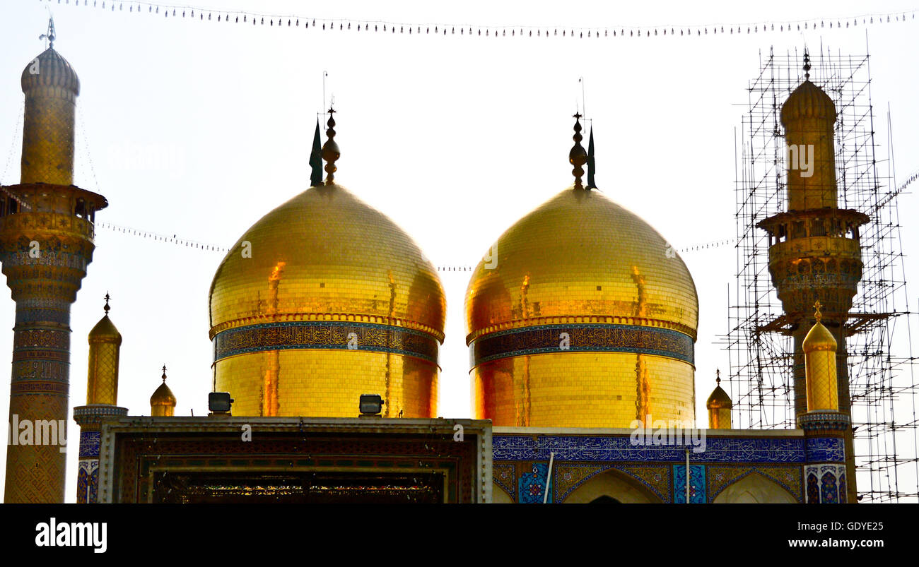 Pictiure von einem Shi'ite Schrein Musa al-Kadhim und sein Enkel Mohammed Jawad, es ist ein Schrein von zwei goldenen Kuppeln und vier Minarette und einen großen Innenhof, befindet sich in der Stadt Kadhimiya in Bagdad. Stockfoto