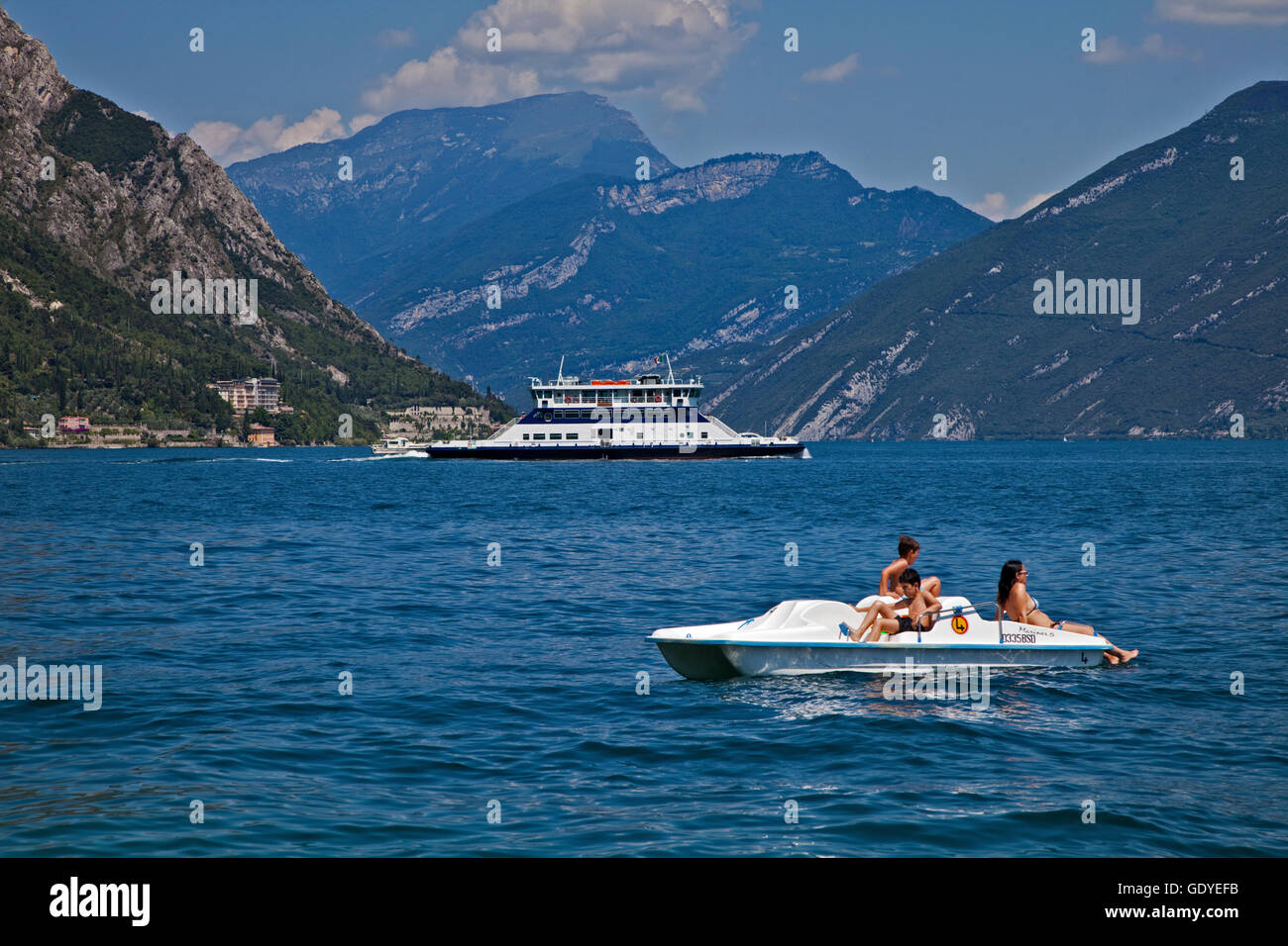 Fähr-Boot und Tretboot in Limone Sul Garda, Gardasee, Italien Stockfoto