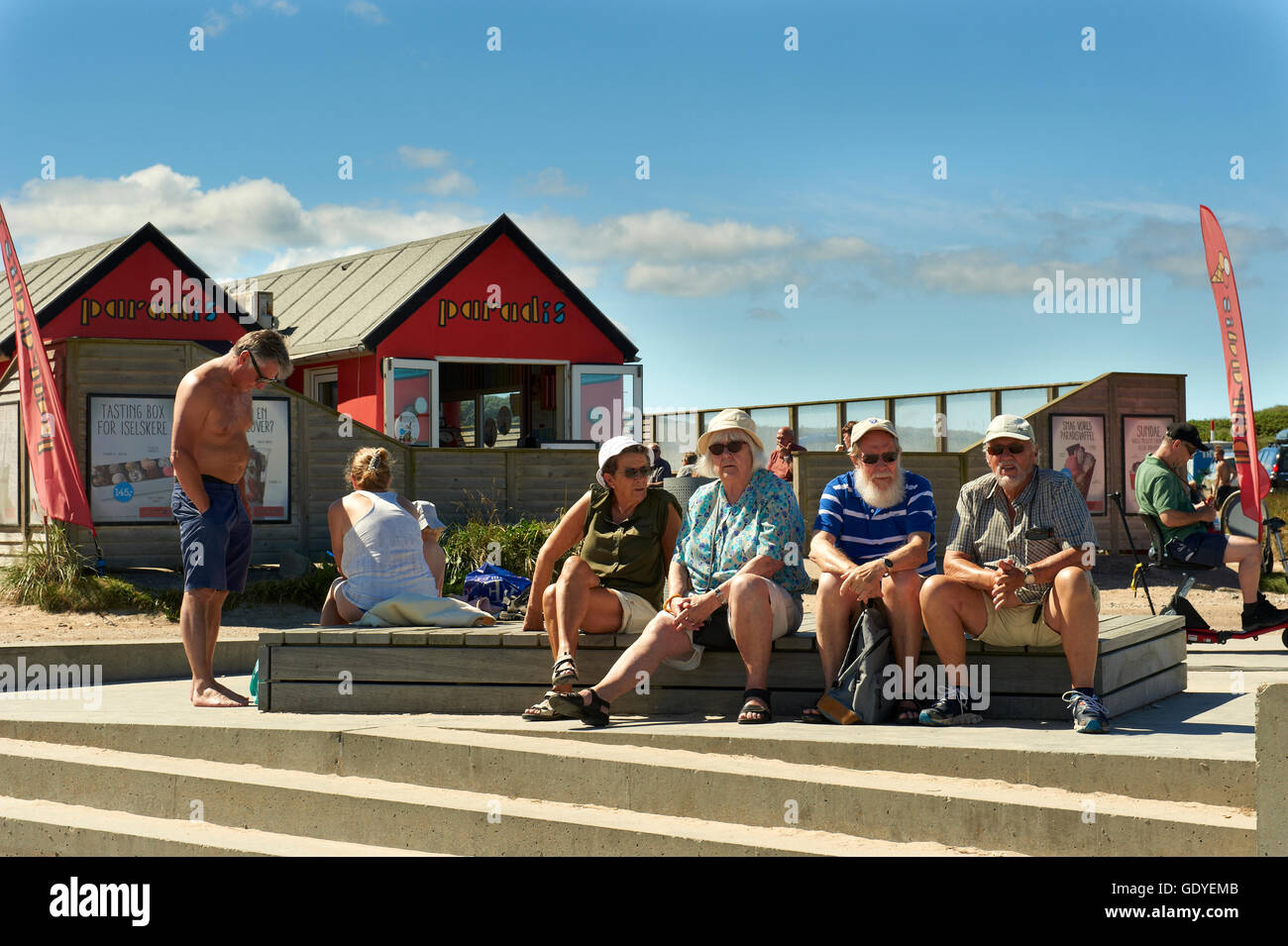 Reife Männer und Frauen essen Eis - Nr. Vorupoer (Nr. Vorupør), Dänemark Stockfoto