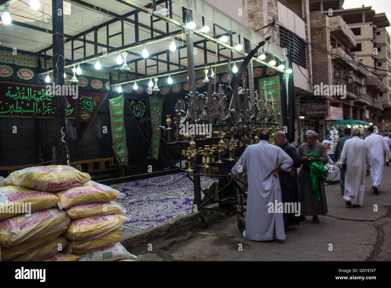 Bild von Vorbereitungen Prozessionen Hosseinieh Pilger zu den Schreinen in Kadhimiya, das Martyrium des Imam Musa al-Kazim auswendig zu lernen zu erhalten. Stockfoto