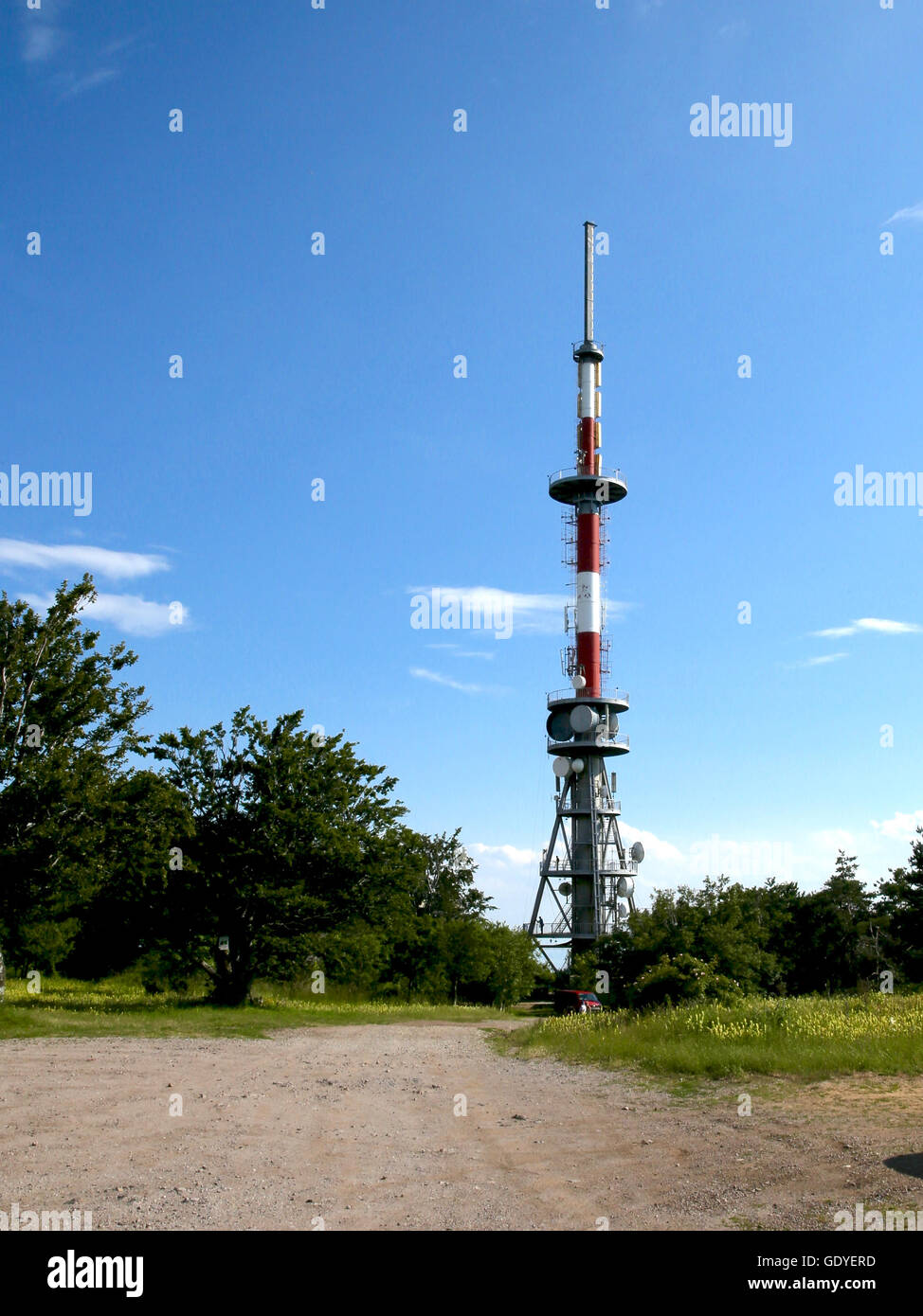 Fernmeldeturm auf dem Berg. Blauen Sie Steinen, Sliven, Bulgarien, Europa. Stockfoto