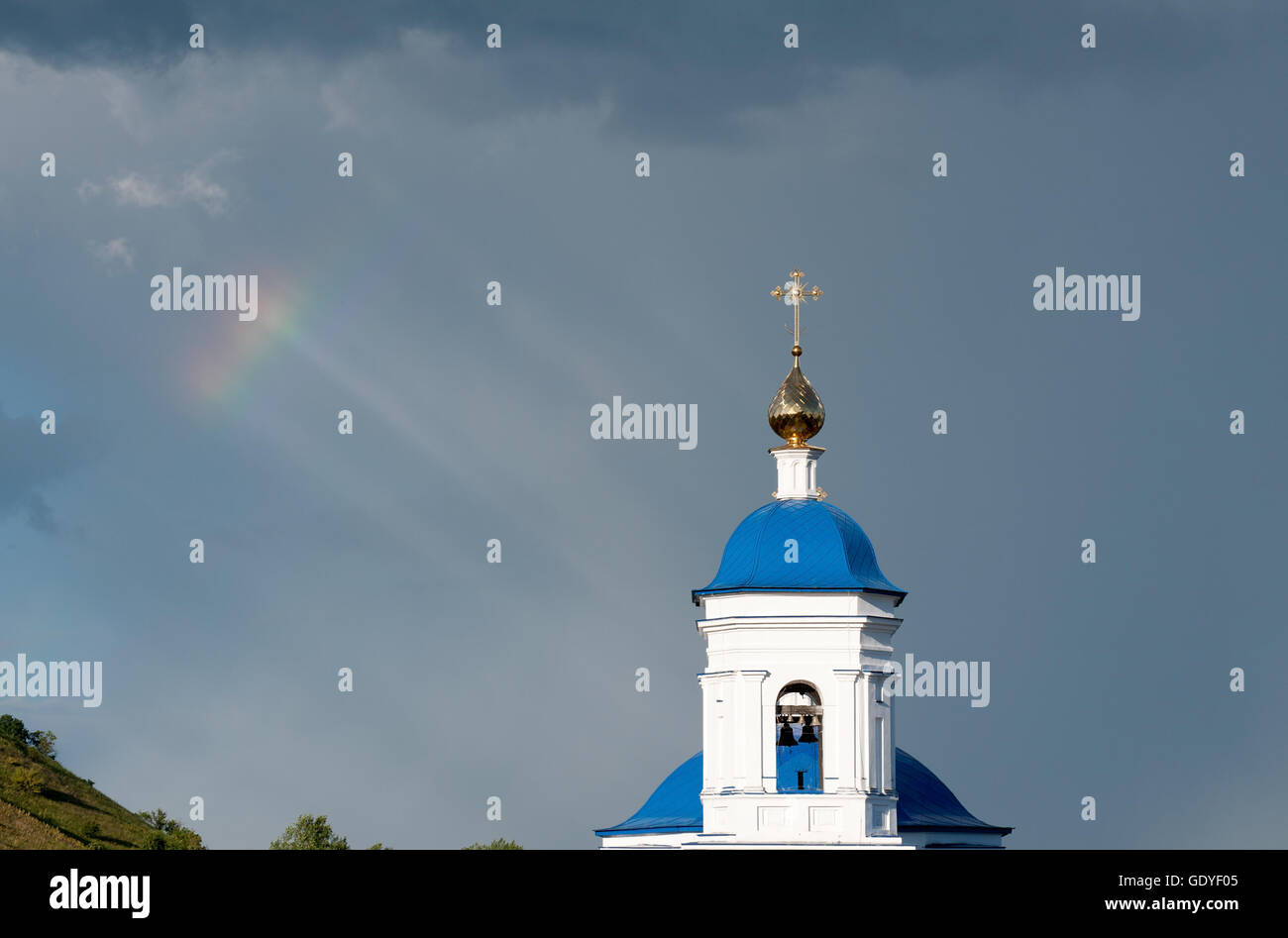 Blick auf Kirche von der Kasaner Ikone der Gottesmutter in Svyato-Bogorodicky Kloster, Russland Stockfoto
