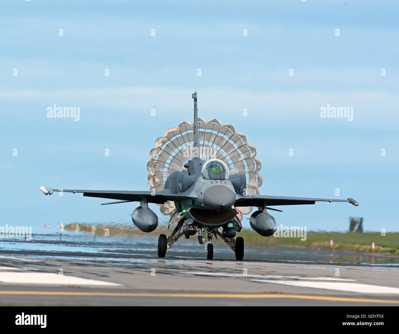 Türkische Luftwaffe F16 Jet Flugzeug serielle Reg 07-1020 mit Fallschirm Druckluftbremse eingesetzt RAF Lossiemouth Übung SCO 10.752. Stockfoto