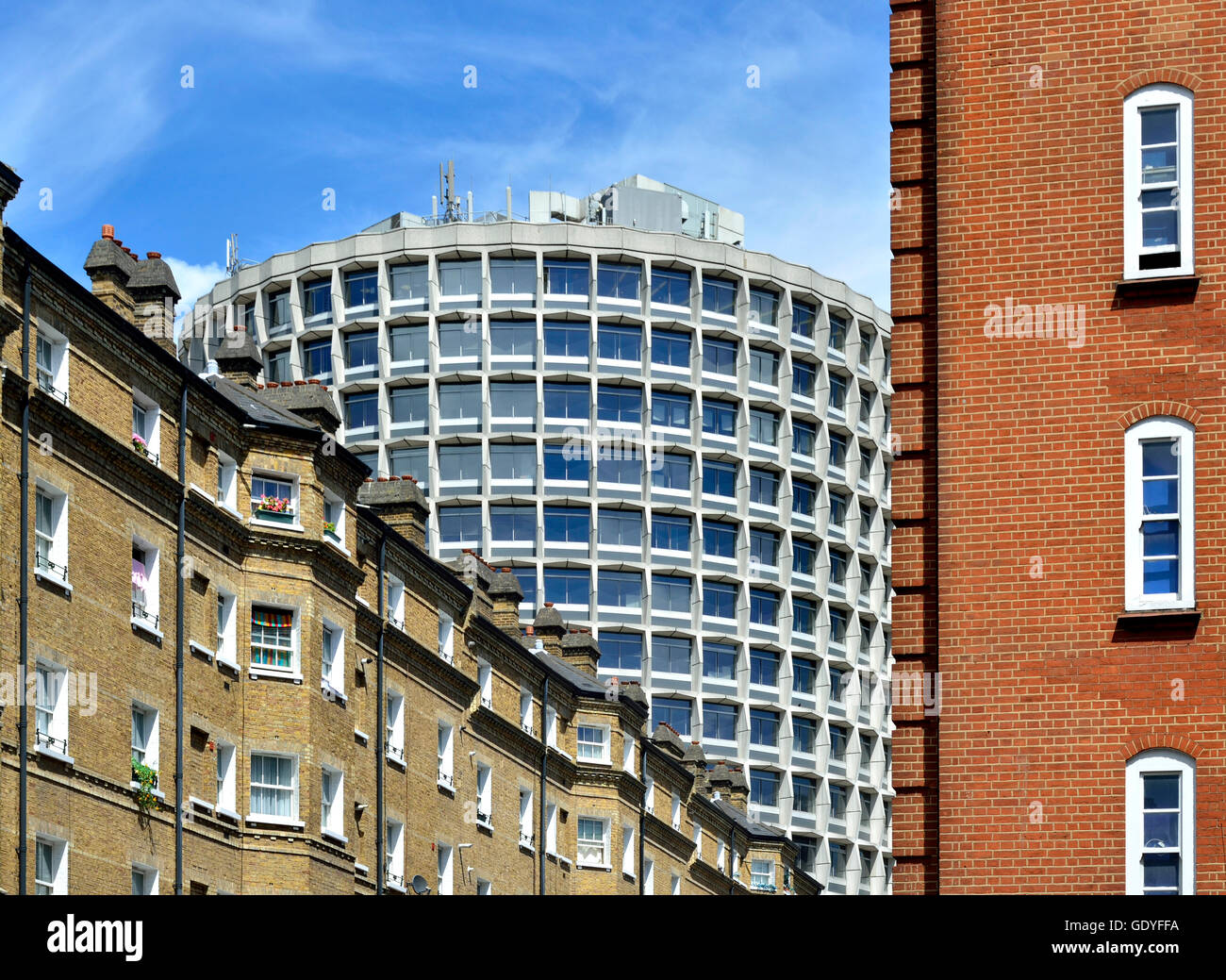 London, England, Vereinigtes Königreich. Ein Kemble Straße (WC2B 4AN) oder "Space House" (Arch: R Seifert & Partner; 1966) von Drury Lane gesehen Stockfoto
