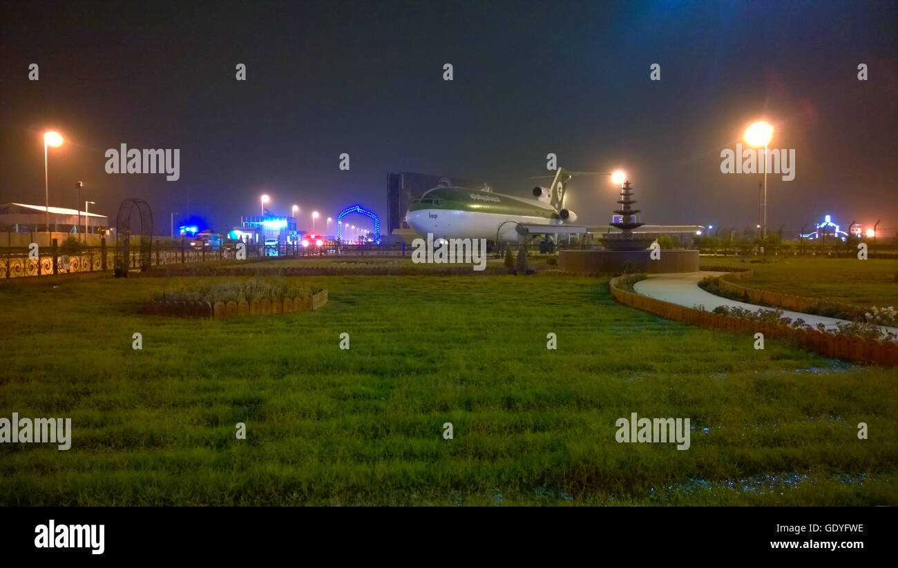 Eines der Iraqi Airways Flugzeuge geparkt sind vorne Abbas Ibn Firnas Platz In Bagdad International Airportit Nutzung als Restaurant. Stockfoto