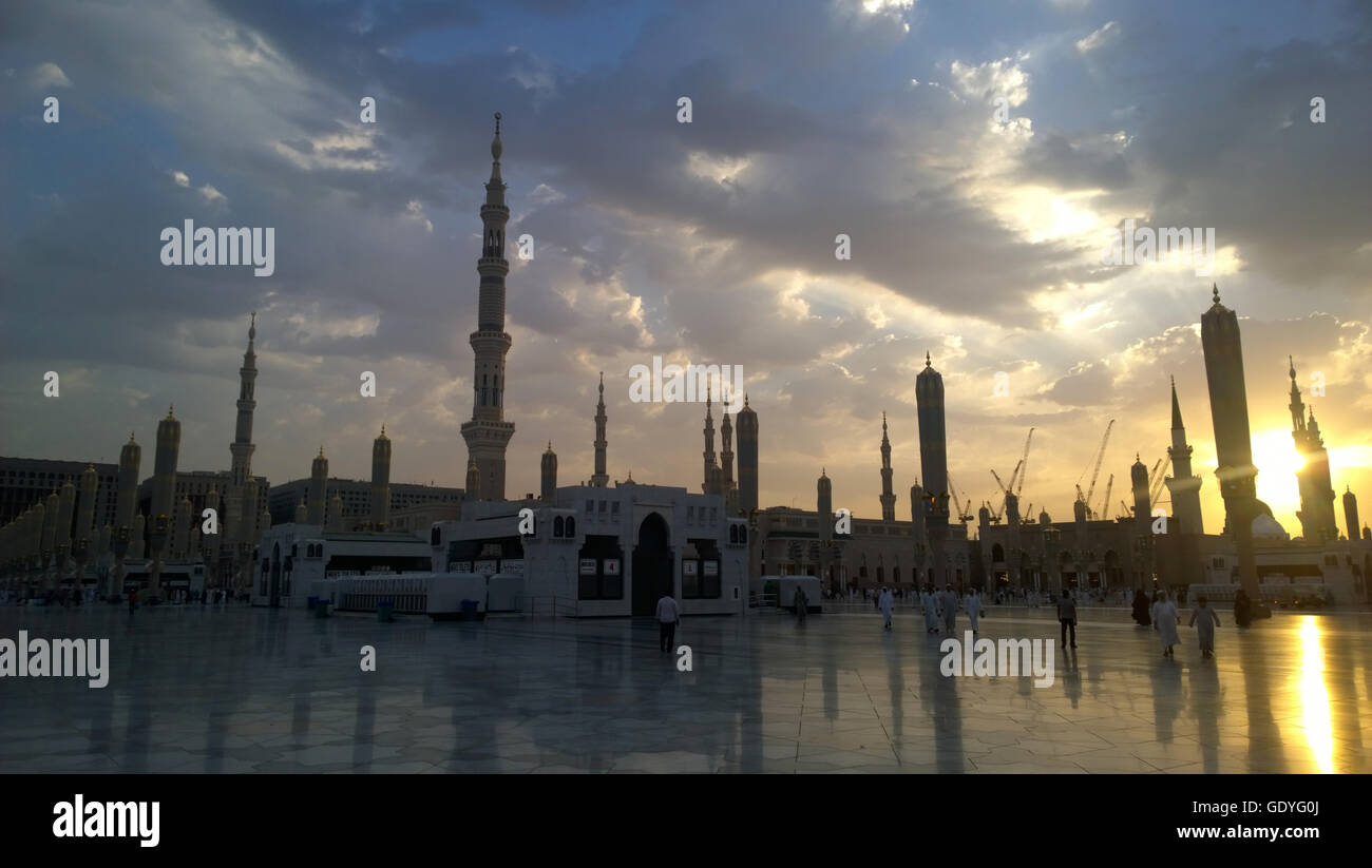 Ein externes Bild der Moschee des Propheten in Medina in Saudi-Arabien, zeigt es die Minarette und grünen Kuppel und Splitter Kuppel der Moschee. Stockfoto