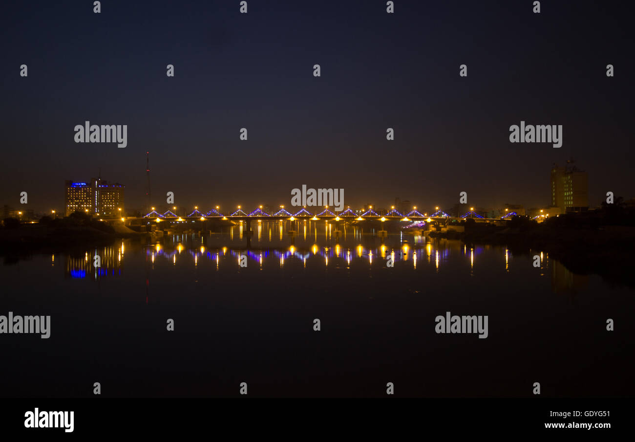 Bild von Sinak Brücke und Fluss Tigris in Bagdad in der Nacht im Irak. Stockfoto