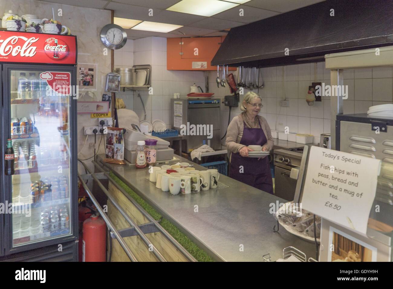 ältere Frau arbeitet in einem Fish &amp; Chips-Shop on The Barras Flea Market in Glasgow, 21.5.2016 | weltweite Nutzung Stockfoto