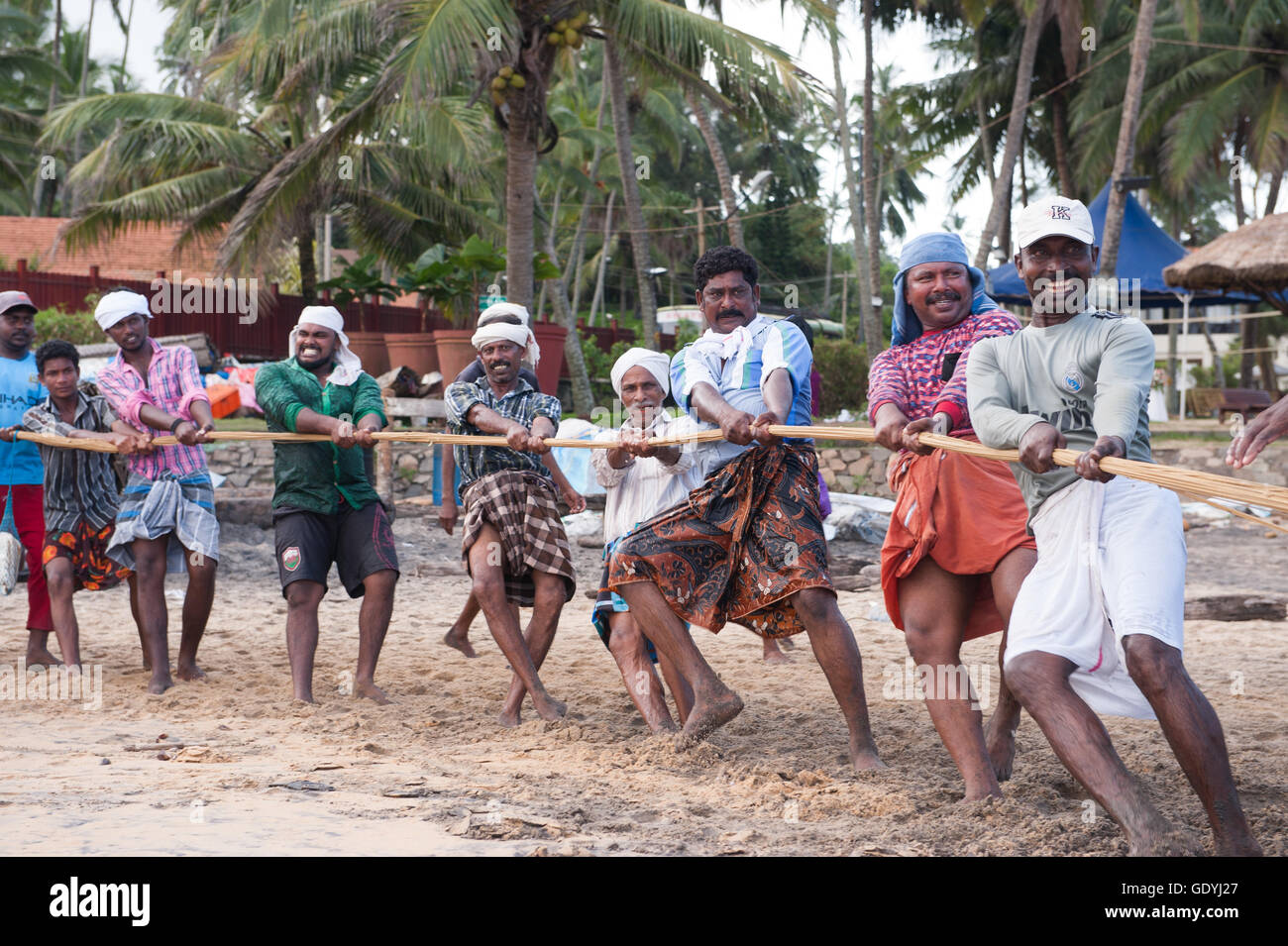 Fischer sind ein Fischernetz am Strand von Kovalam, Indien, am 22. Oktober 2015 an Land ziehen. Foto: Sebastian Kahnert | weltweite Nutzung Stockfoto