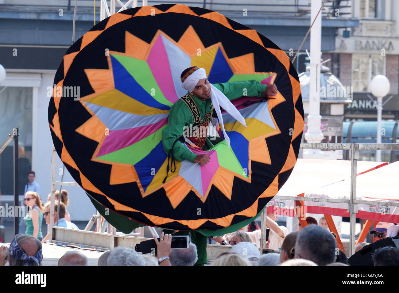 Mitglieder der Al-Tannoura-Folklore-Truppe, Kairo, Ägypten während der 50. internationalen Folklore-Festival im Zentrum von Zagreb, Kroatien Stockfoto