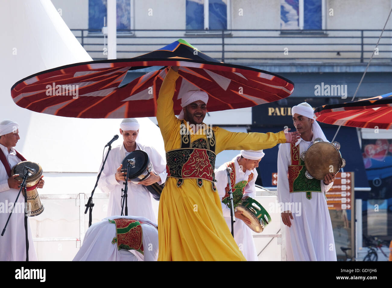 Mitglieder der Al-Tannoura-Folklore-Truppe, Kairo, Ägypten während der 50. internationalen Folklore-Festival im Zentrum von Zagreb, Kroatien Stockfoto