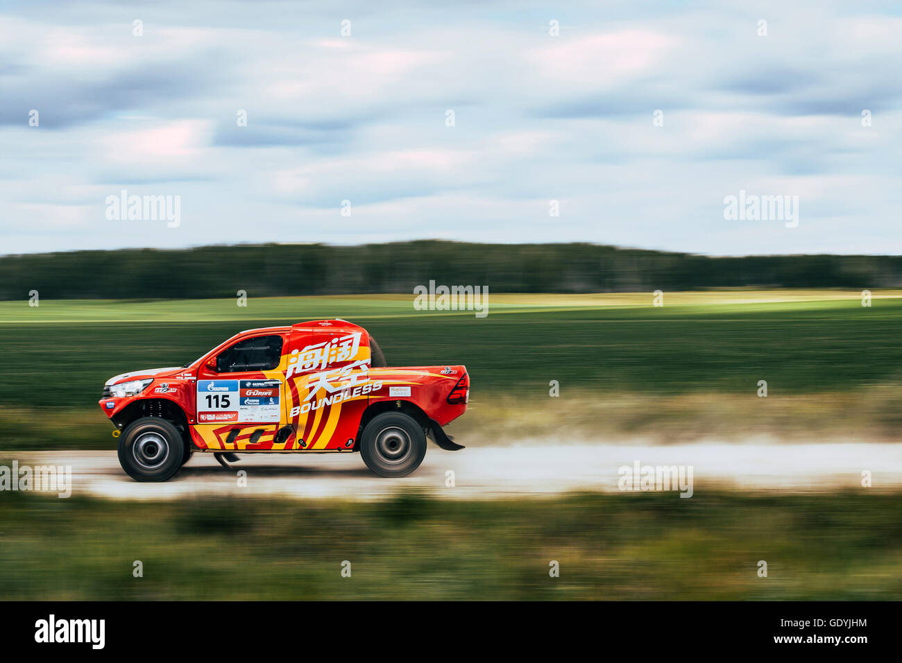 Motion-Blur-Rallye-Auto fährt auf Straße während der Silk Way Rallye Stockfoto