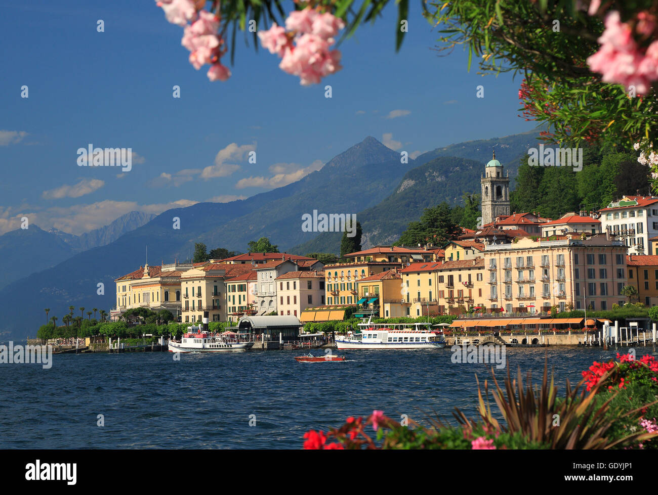 Blick auf die Küstenlinie von Bellagio Dorf am Comer See, Italien Stockfoto