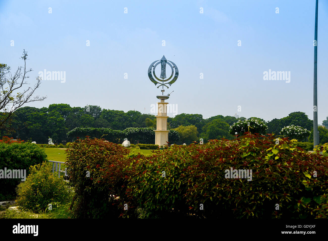 81 Fuß hoch gemacht Khanda Edelstahl Panj Piara Park in Anandpur Sahib, Punjab, Indien, Asien Stockfoto