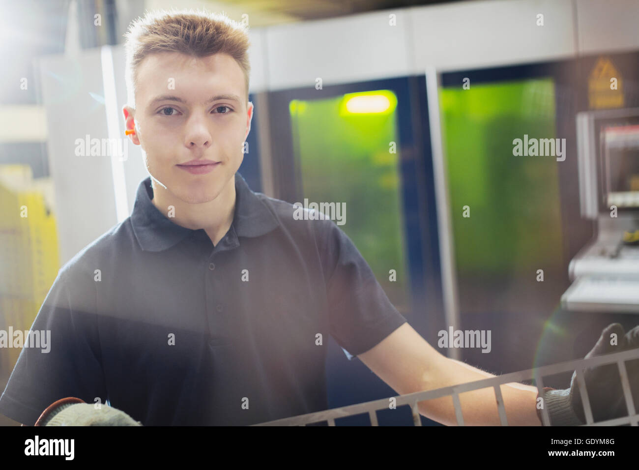 Porträt zuversichtlich Arbeiter im Stahlwerk Stockfoto