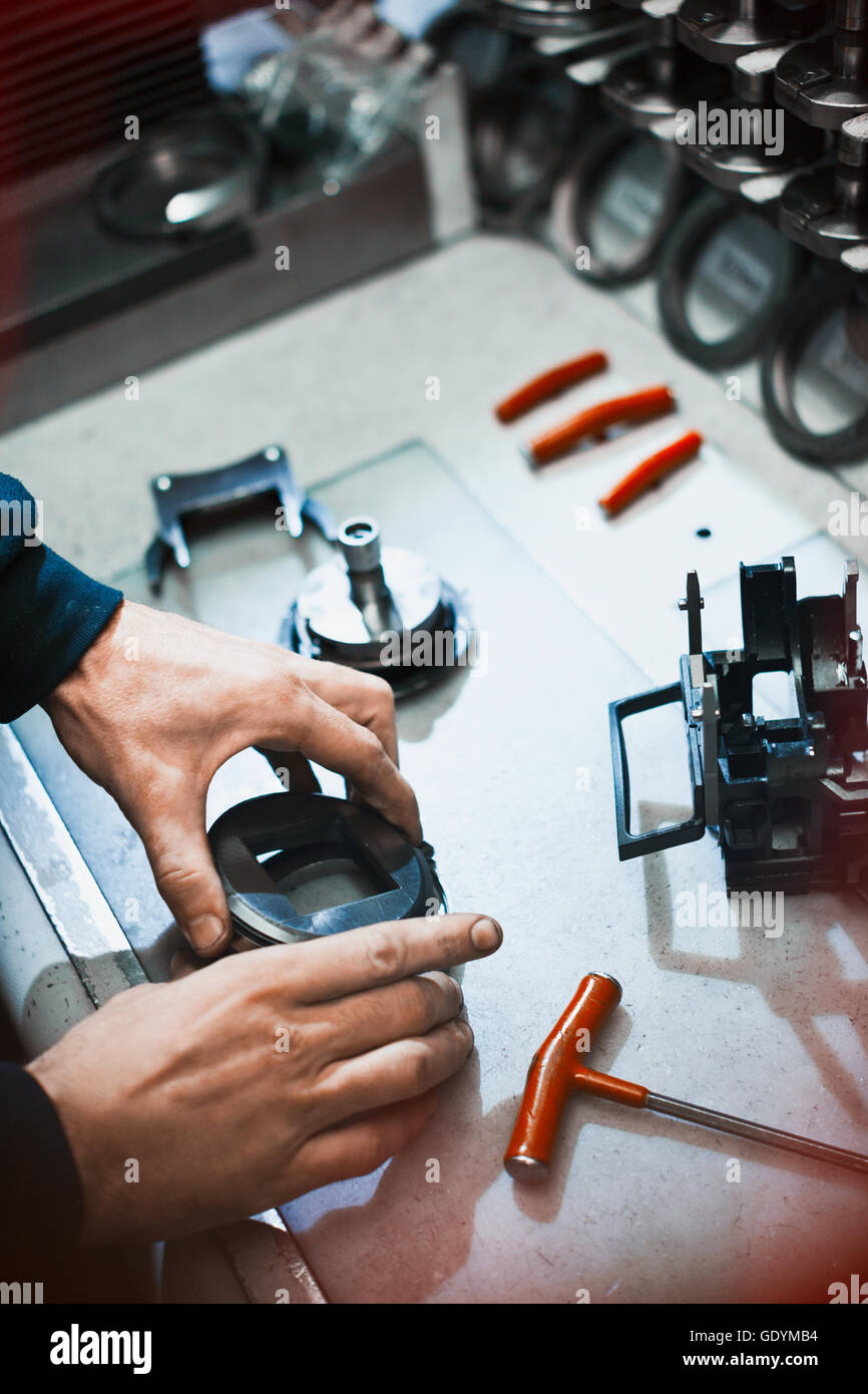 Arbeiter, die Prüfung Teil im Stahlwerk Stockfoto