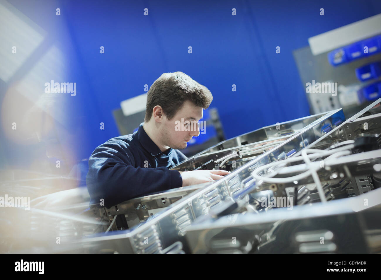 Arbeiter, die Inspektion von Maschinen im Stahlwerk Stockfoto