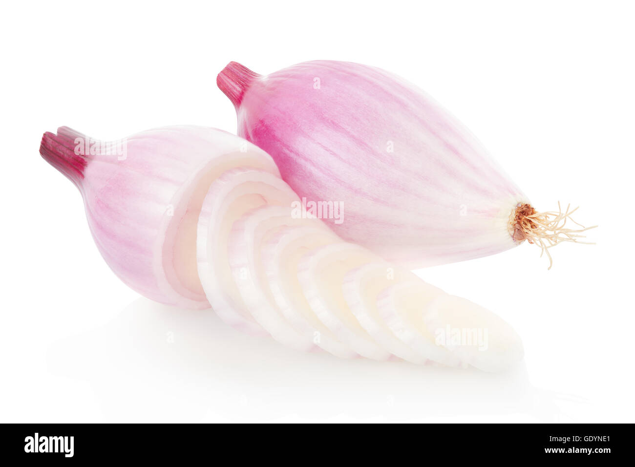 Rote Zwiebeln ganze und geschnittene, Tropea Typ auf weiße, ClippingPfad Stockfotografie Alamy