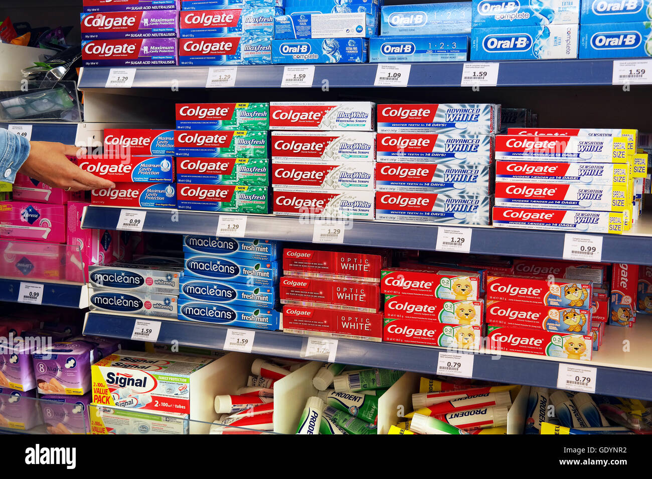 Auswählen von Zahnpasta in einem Geschäft Stockfoto