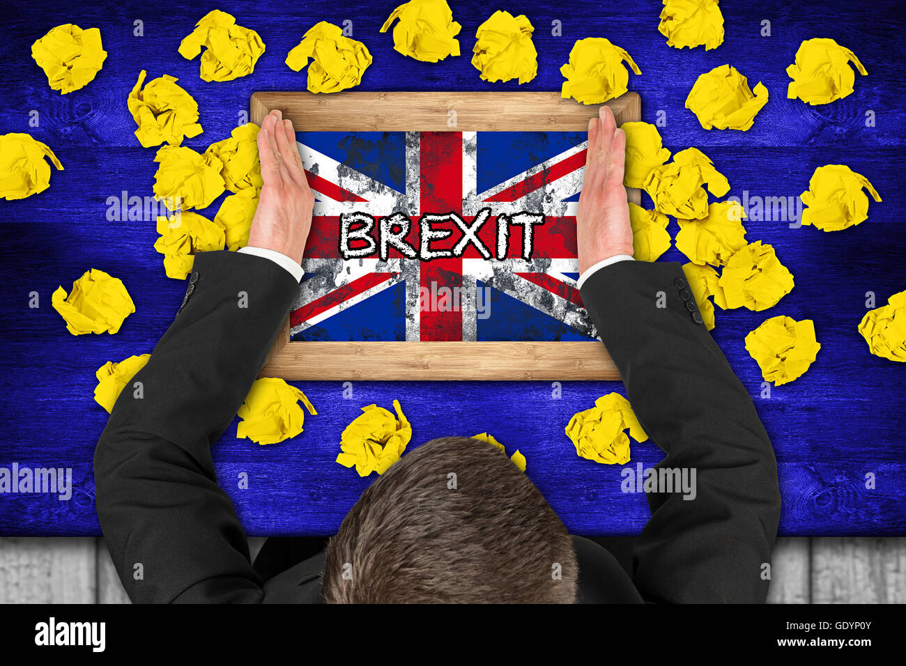 Brexit-Konzept auf blaue Tabelle mit gelbem Papier knurrt, Politikers und Austritt Tafel Stockfoto