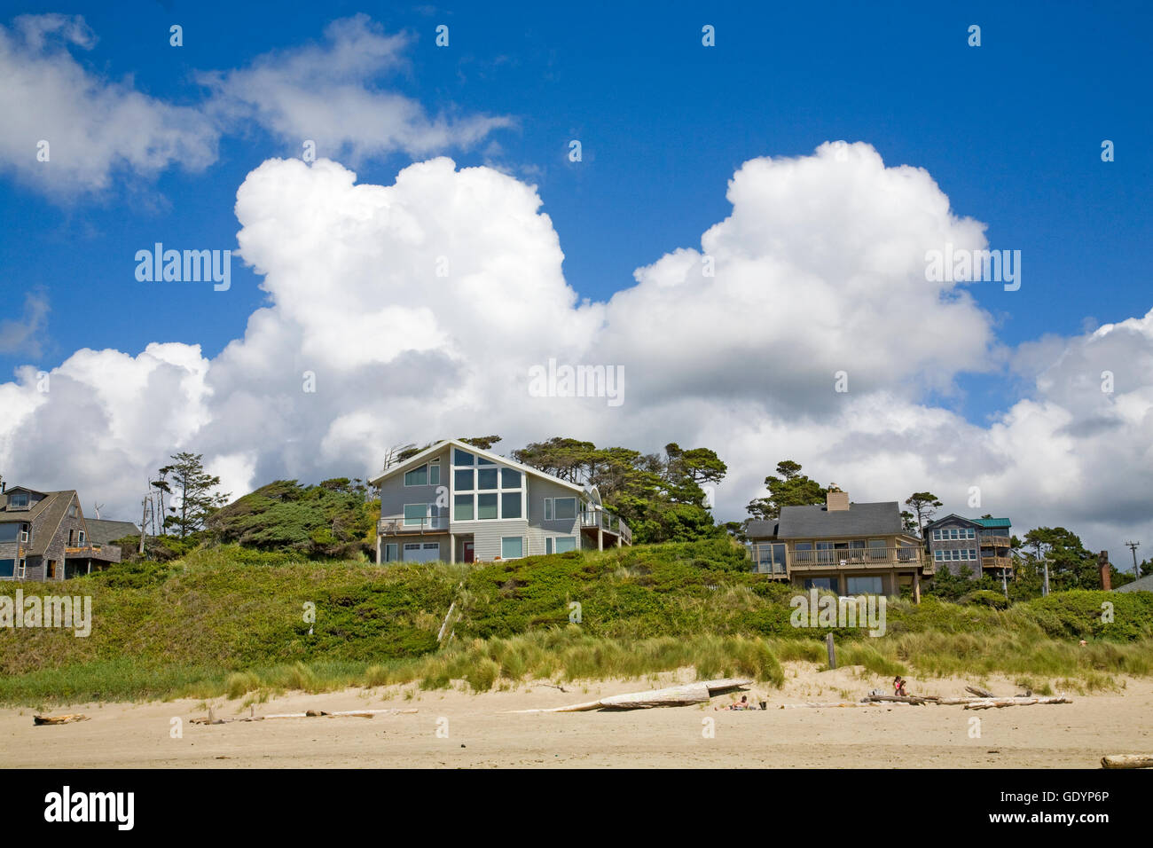 Cumulus-Wolken über einem Pazifik-Strand in Lincoln City, Oregon Stockfoto