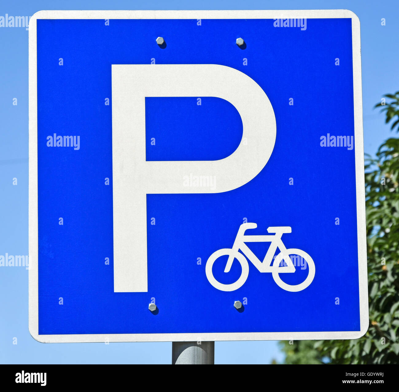 Fahrrad-Parkplatz-Schild in der Stadt Stockfoto