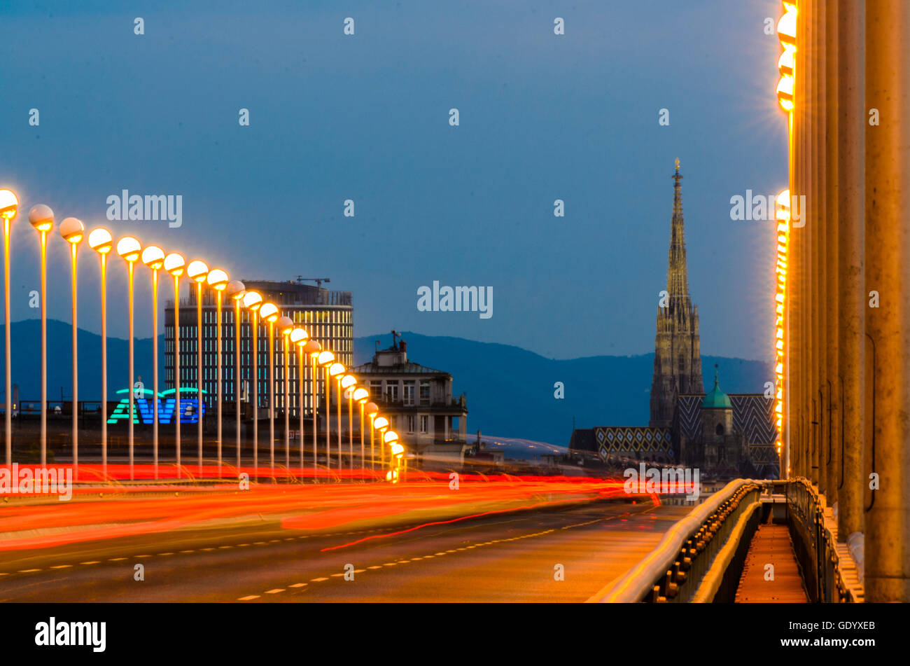 Wien, Wien: Brücke Reichsbrücke mit Blick zum Uniqa Tower und St.-Stephans Kathedrale, Lichtspuren von Autos, Österreich, Wien, 22. Stockfoto