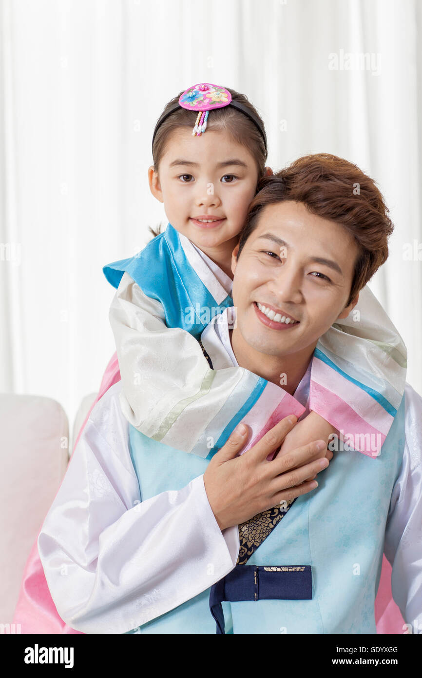 Porträt der Tochter und hatte im koreanischen Tracht lächelnd an front Stockfoto