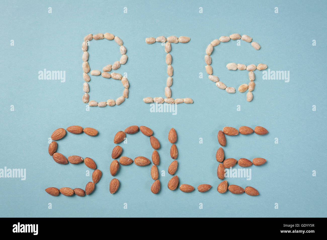 Typografische Worte des großen Verkauf von Erdnüssen und Mandeln Stockfoto