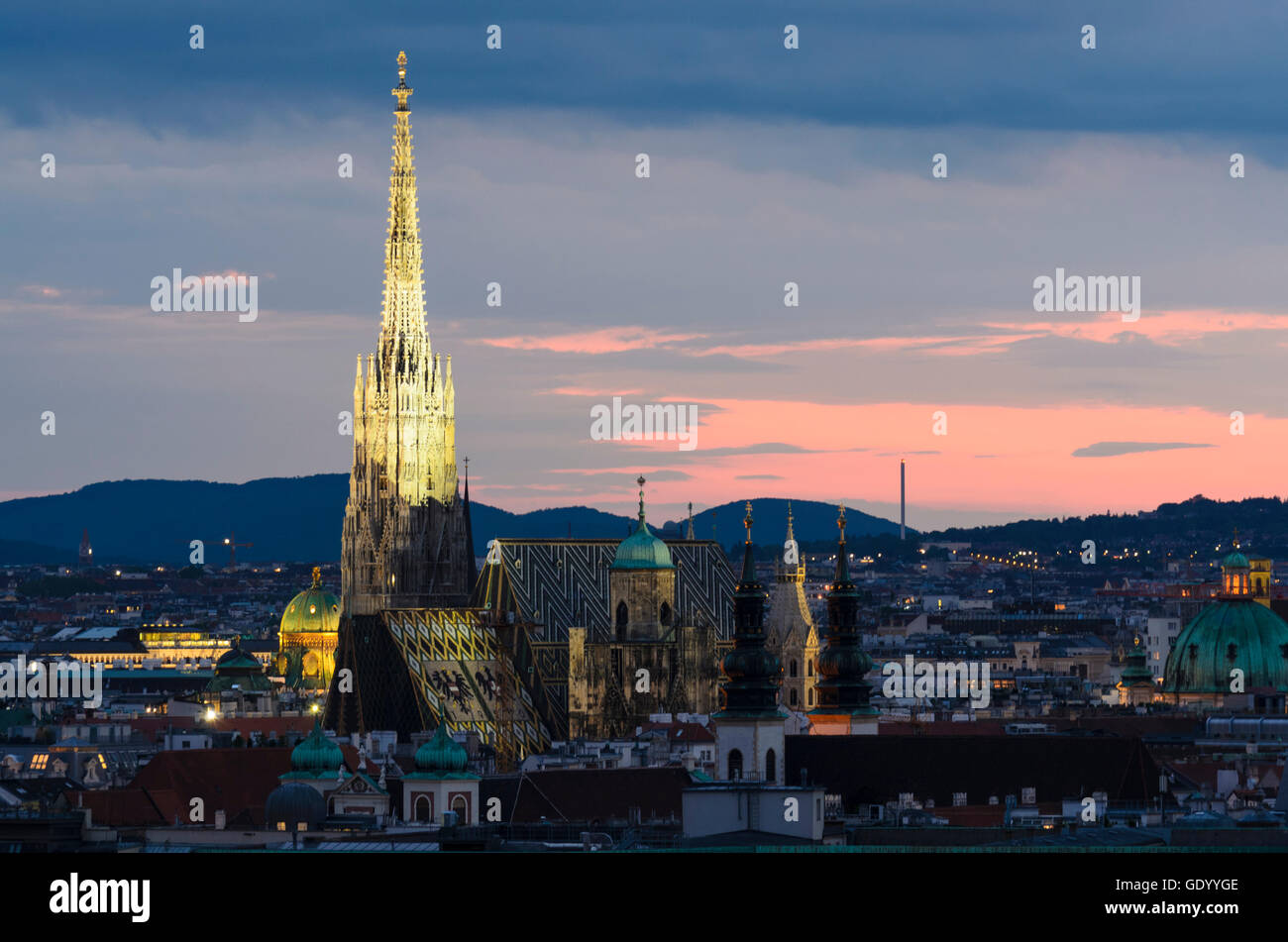 Wien, Wien: Stephansdom, verließ die Kuppel des Michaelertors der Hofburg, rechts die Kuppel der Kirche St. Peter, Österreich, Stockfoto