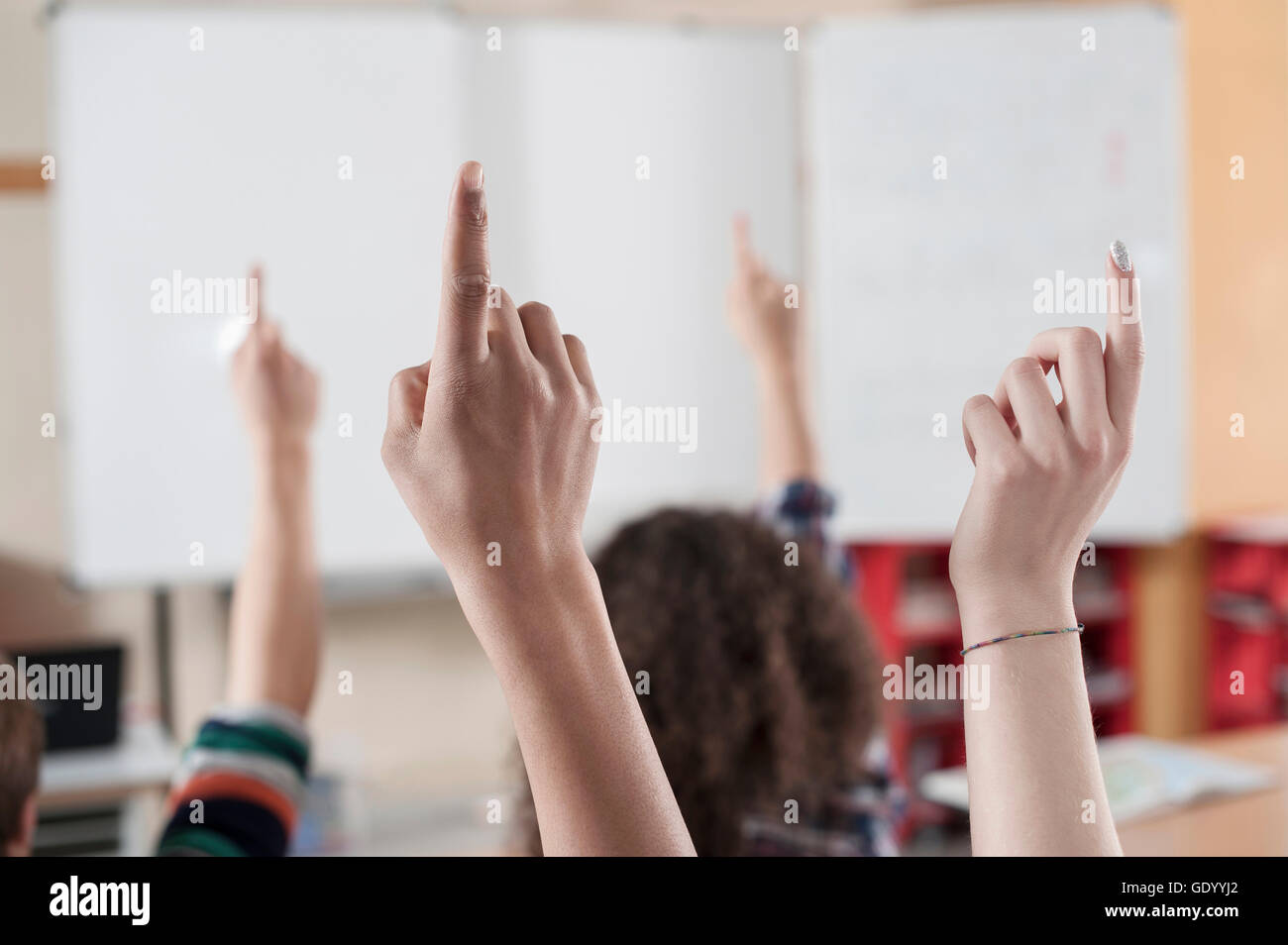 universitätsstudenten heben ihre Hände im Unterricht, Bayern, Deutschland Stockfoto