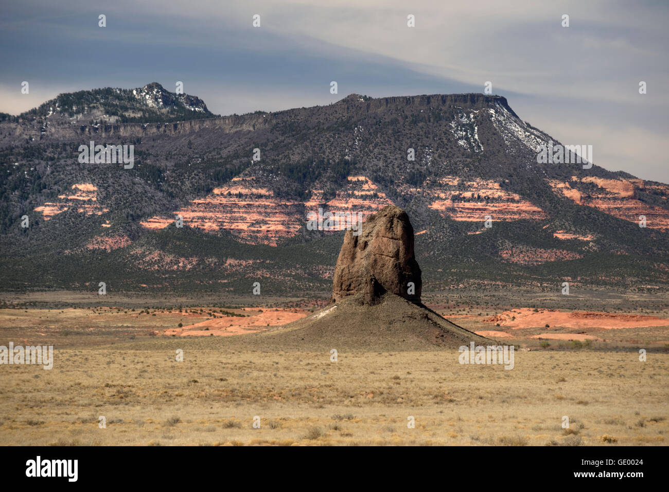 Der New-Mexico-Seite des The Thumb, Stecker einer von vielen vulkanischen im nordwestlichen New Mexiko.  Arizonas Chuska Berge sind hinter. Stockfoto