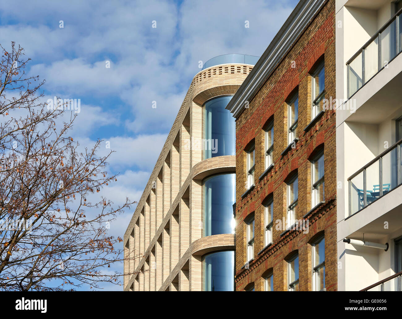 Gegenüberstellung von Fassaden. Turnmill Gebäude, London, Vereinigtes Königreich. Architekt: Piercy & Unternehmen, 2015. Stockfoto