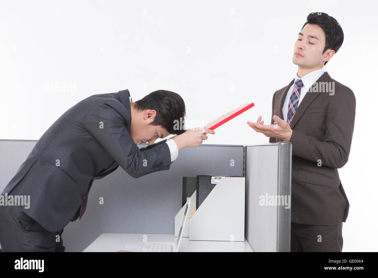 Seite Ansicht Porträt von zwei Geschäftsleuten Gebens und Nehmens Datei bei der Arbeit Stockfoto