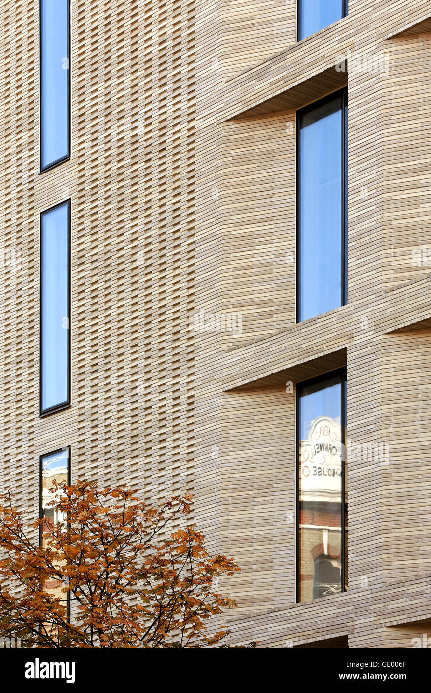Detail der Backsteinfassade mit Fenster zeigen. Turnmill Gebäude, London, Vereinigtes Königreich. Architekt: Piercy & Unternehmen, 2015. Stockfoto