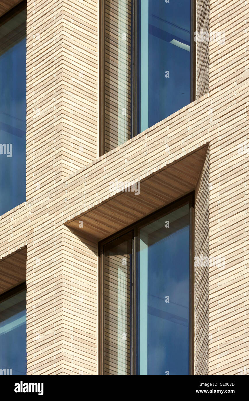 Ziegel-Fassade und Fenster zeigen. Turnmill Gebäude, London, Vereinigtes Königreich. Architekt: Piercy & Unternehmen, 2015. Stockfoto