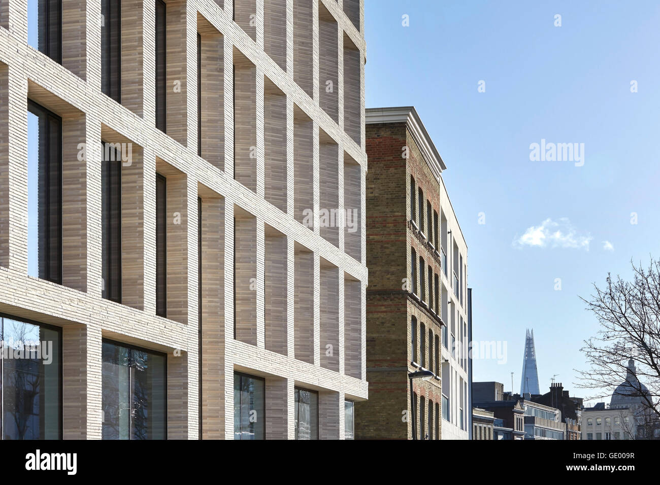 Gegenüberstellung von Fassaden. Turnmill Gebäude, London, Vereinigtes Königreich. Architekt: Piercy & Unternehmen, 2015. Stockfoto