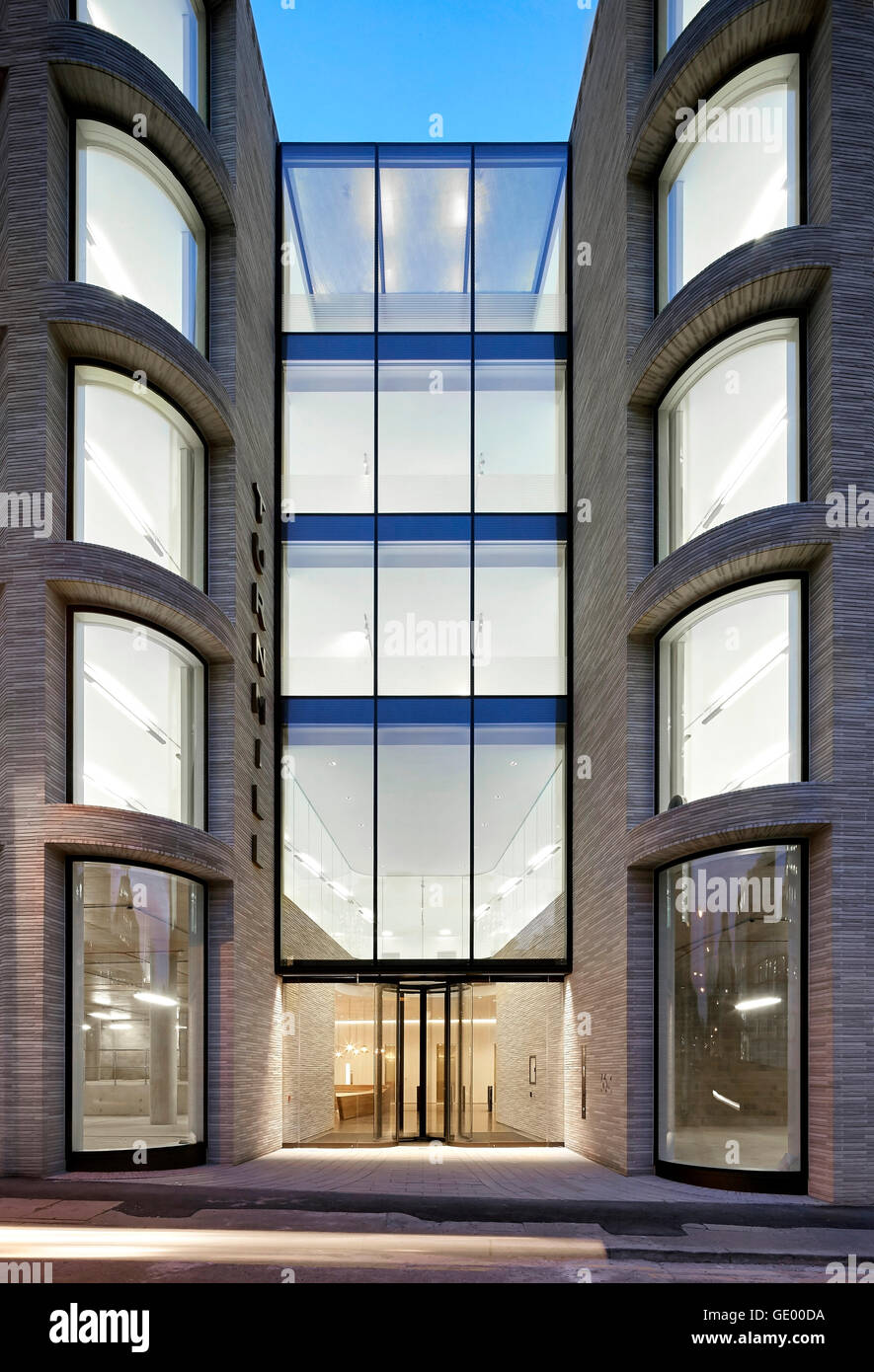 Abenddämmerung Höhe Eingang zu bauen. Turnmill Gebäude, London, Vereinigtes Königreich. Architekt: Piercy & Unternehmen, 2015. Stockfoto