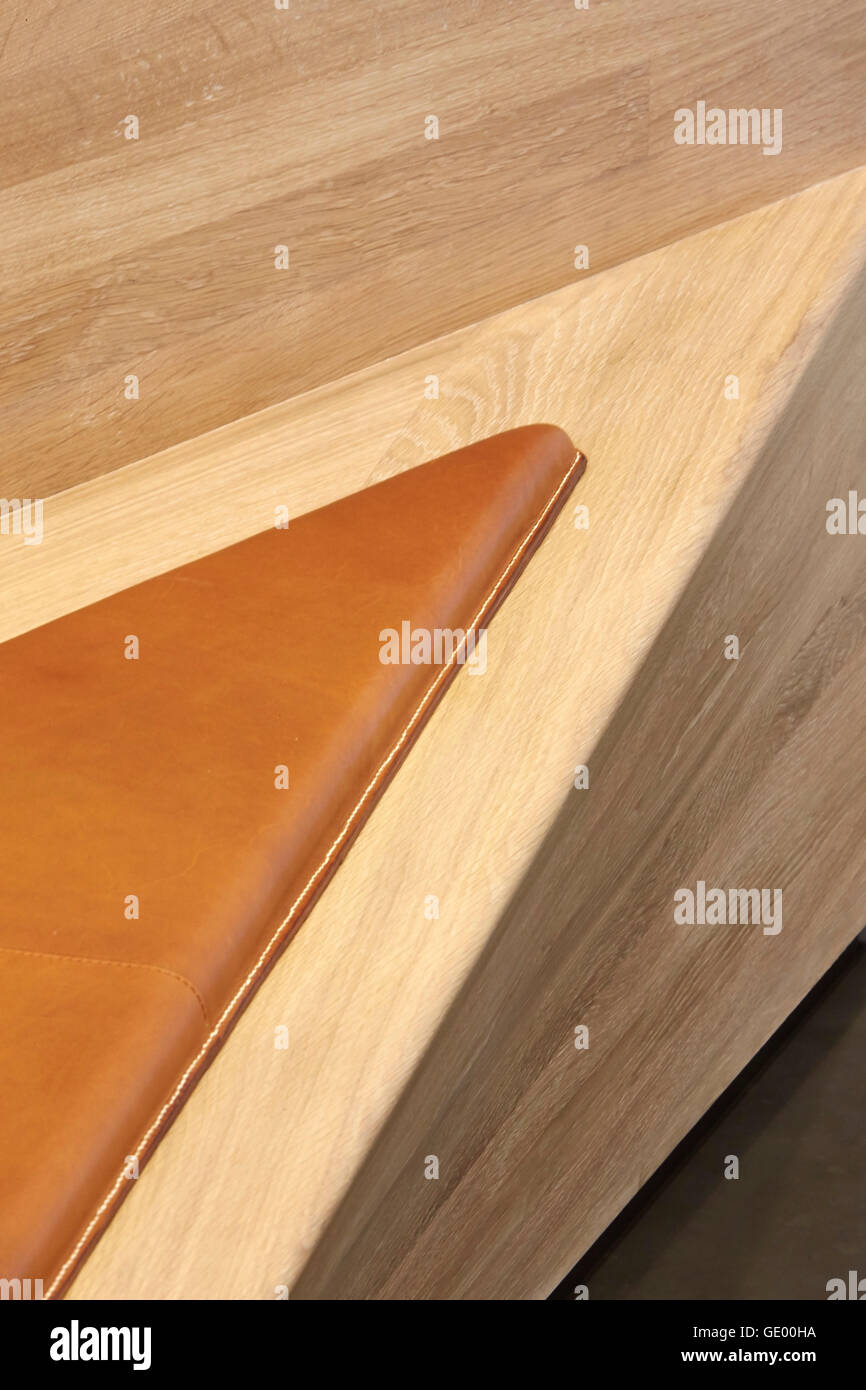 Detail der hölzerne Rezeption Bank. Turnmill Gebäude, London, Vereinigtes Königreich. Architekt: Piercy & Unternehmen, 2015. Stockfoto