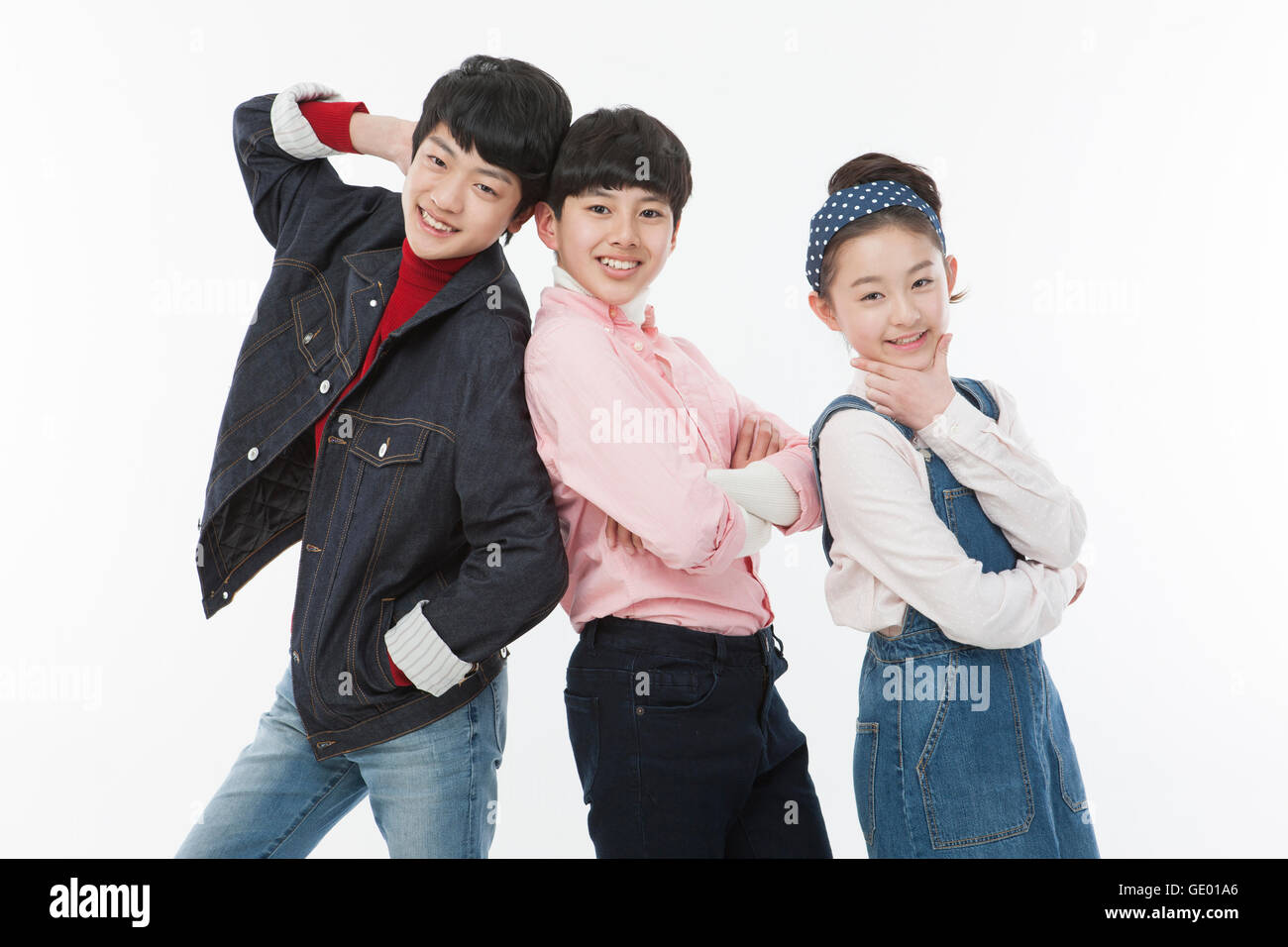 Drei Schüler der Mittelstufe in Freizeitkleidung posiert lächelnd Stockfoto