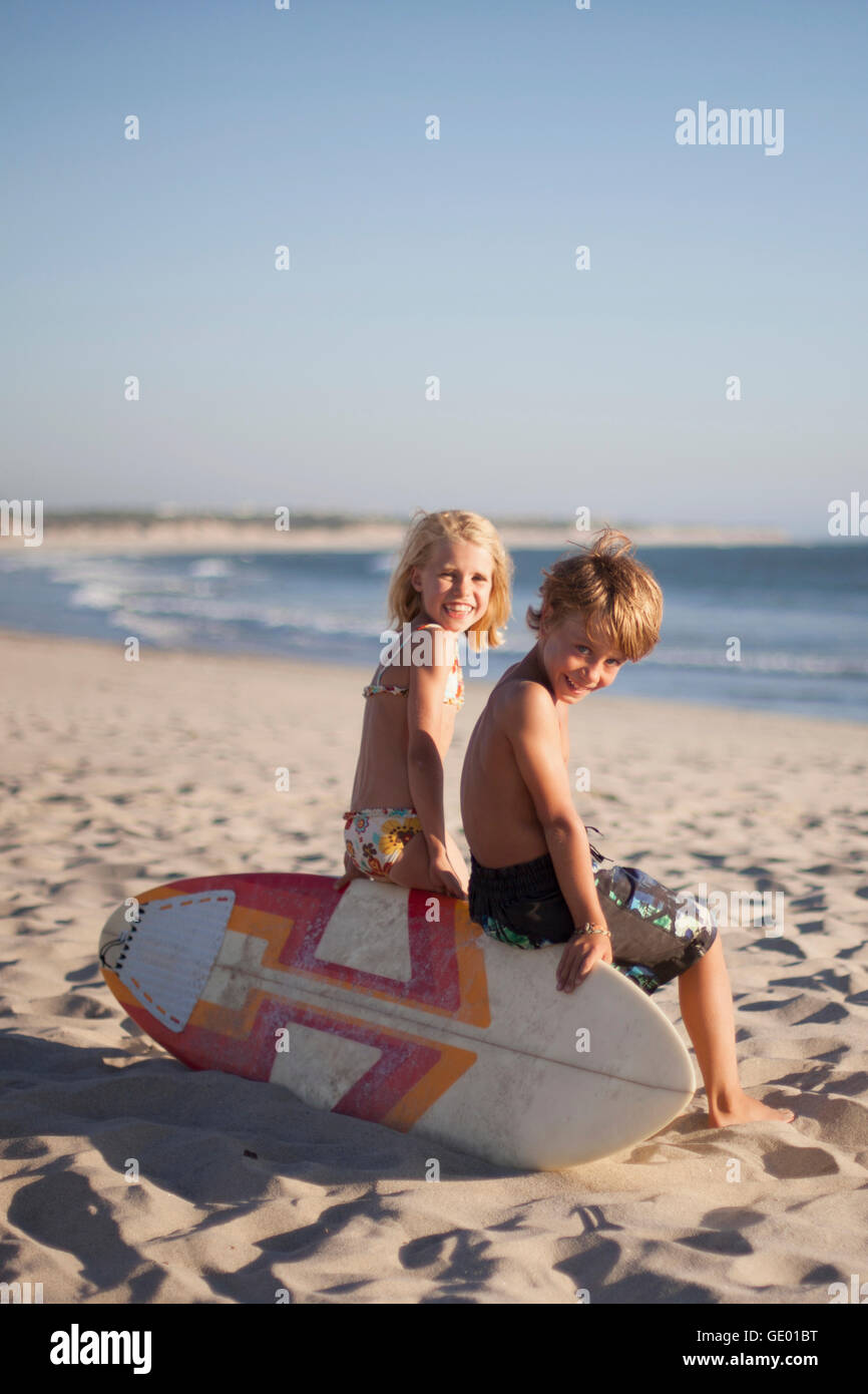 Zwei Kinder Sitzen Auf Bodyboard Am Strand Viana Do Castelo