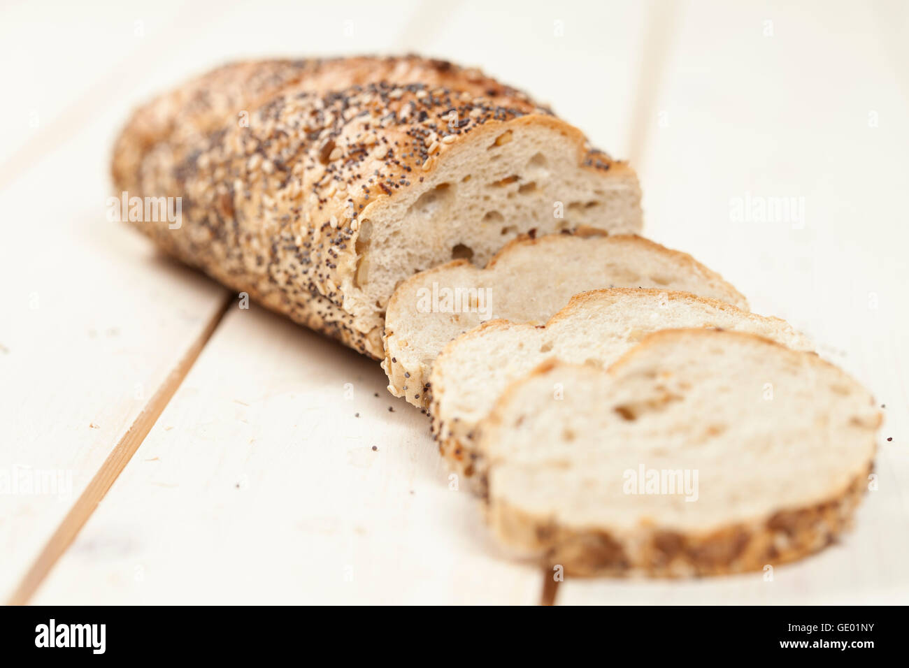 Baguette-Brot in Scheiben geschnitten Stockfoto
