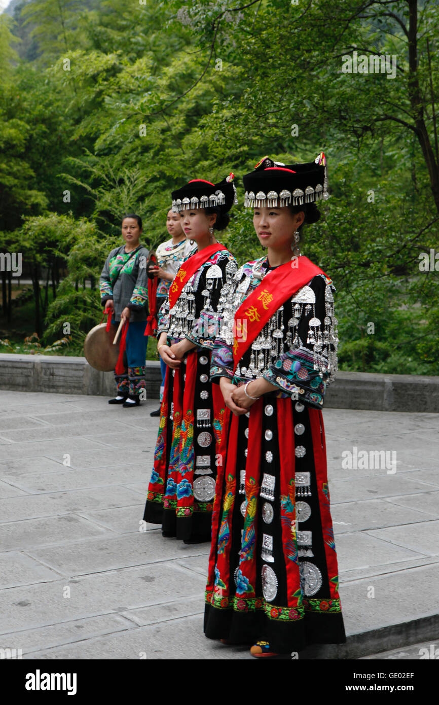 Frauen mit Trachten in Denghan Miao Dorf, Hunan. China Stockfoto