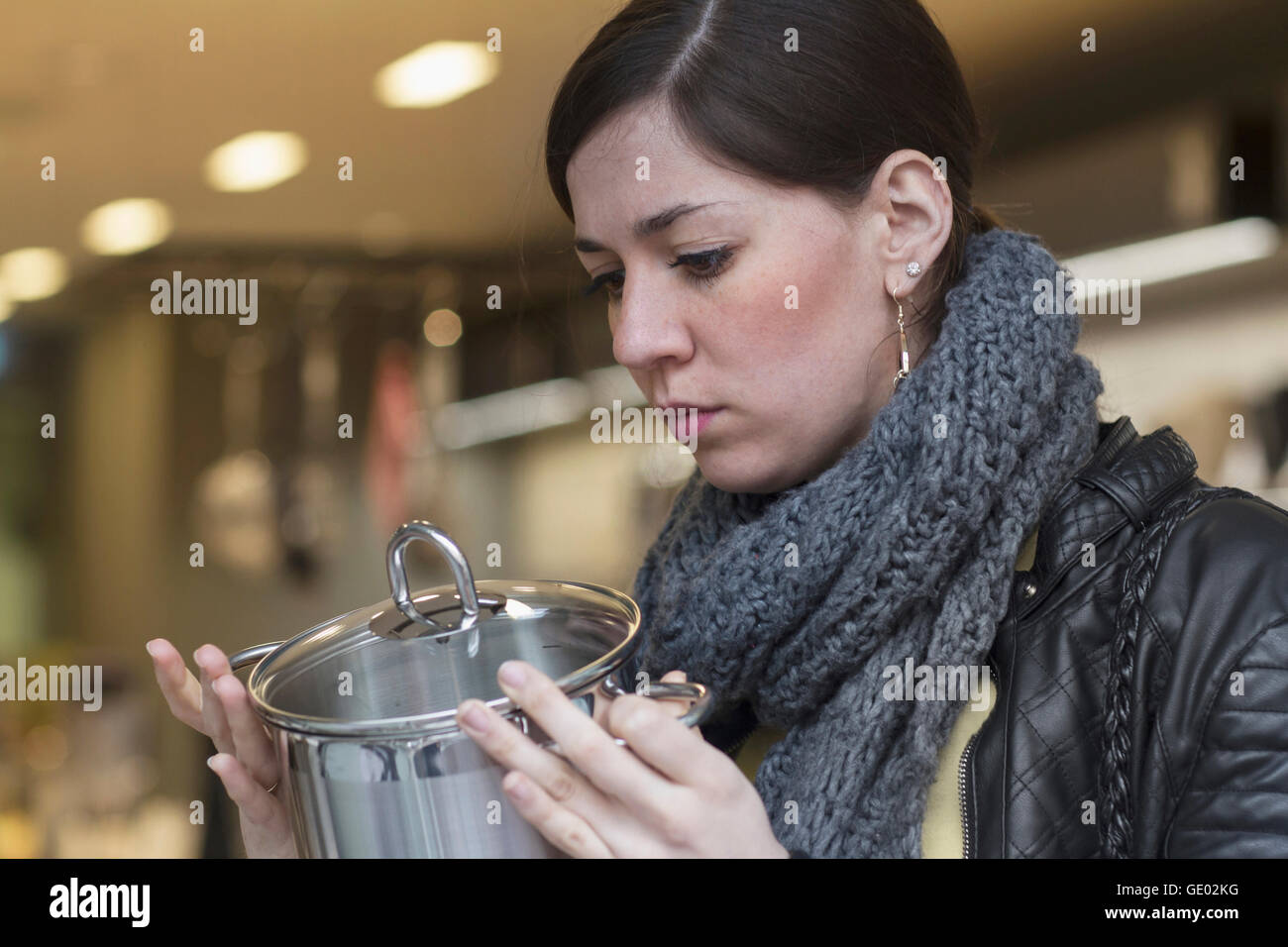Junge Frau kaufen Topf im Shop, Freiburg Im Breisgau, Baden-Württemberg, Deutschland Stockfoto