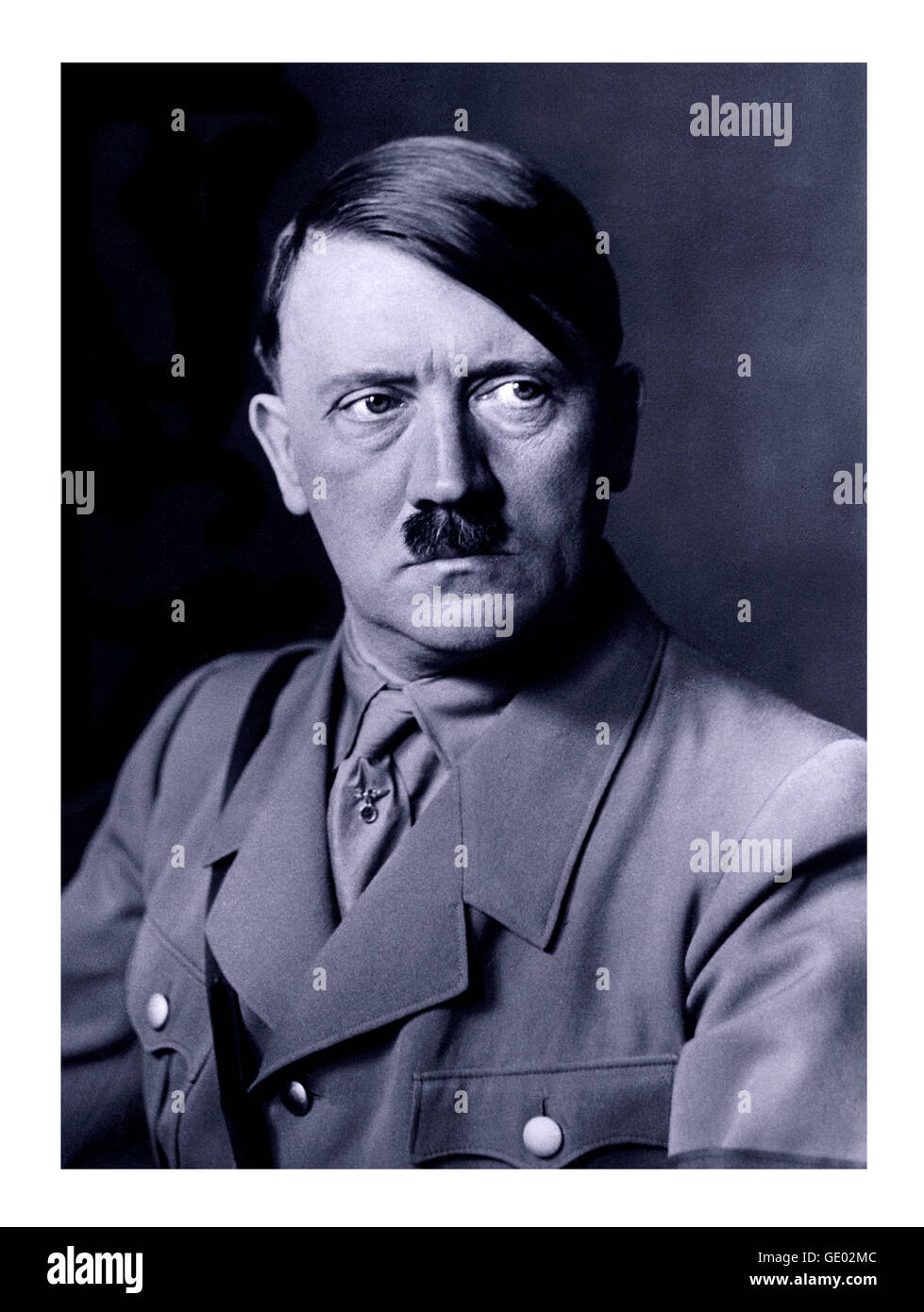 Adolf HITLER 1930er Jahre formelles Heinrich Hoffmann B&W-Atelierporträt von Adolf Hitler in Uniform, aus dem ein bekanntes Nazi-Propaganda-Ölgemälde-Portrait entstand Stockfoto