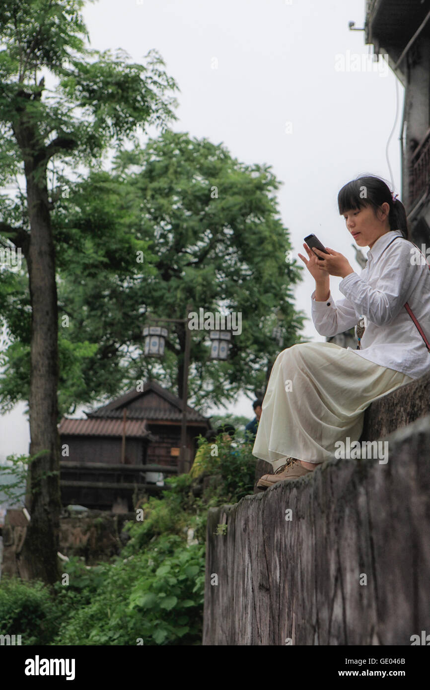 Junge Frau mit Handy. Fenghuang, Hunan China Stockfoto