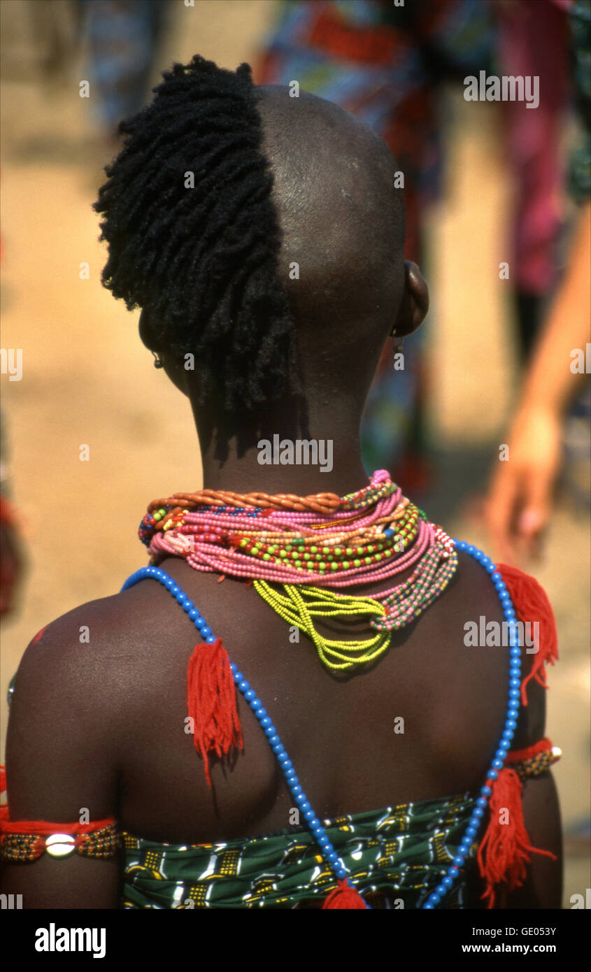 Eine junge Novizin Voodoo eingeweihte wird durch ihre spezielle Frisur identifiziert. West-Afrika. Ouidah, Benin Stockfoto